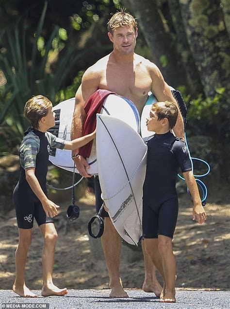 Elsa Pataky shows off her incredible abs in a hot pink bikini as。